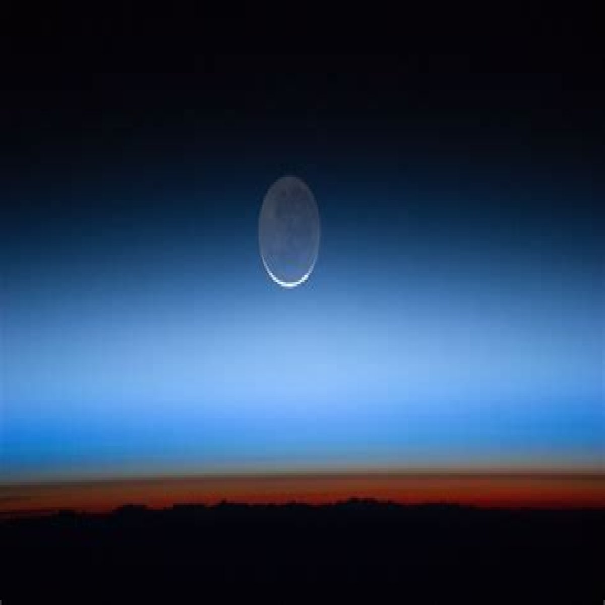 How to See the Moon's Ghostly 'Da Vinci Glow' Phenomenon