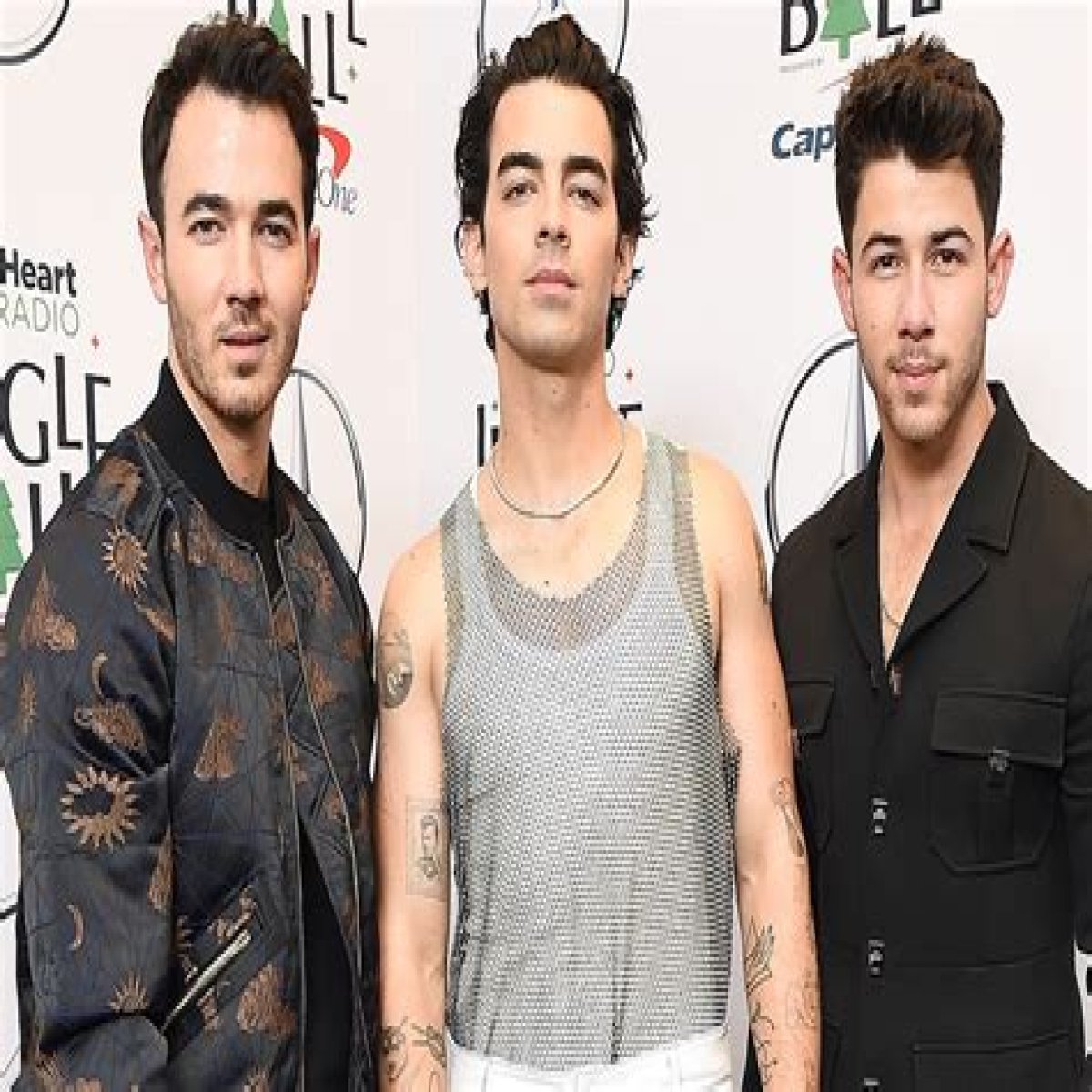 Joe Jonas’s purity ring is off, probably because of Ashley Greene’s vadge