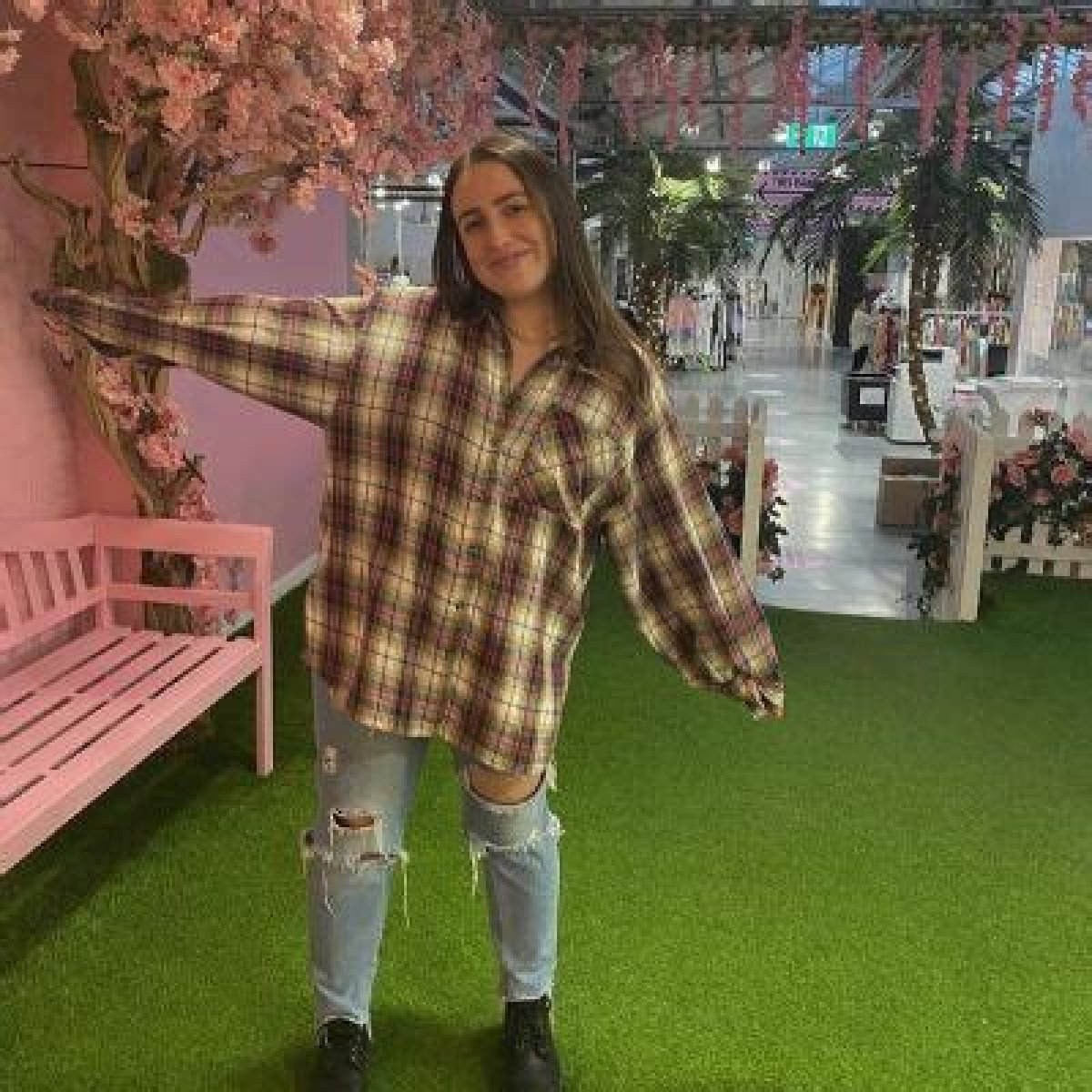 Liv Grimshaw Height, Weight, Net Worth, Age, Birthday, Wikipedia, Who, Nationality, Biography