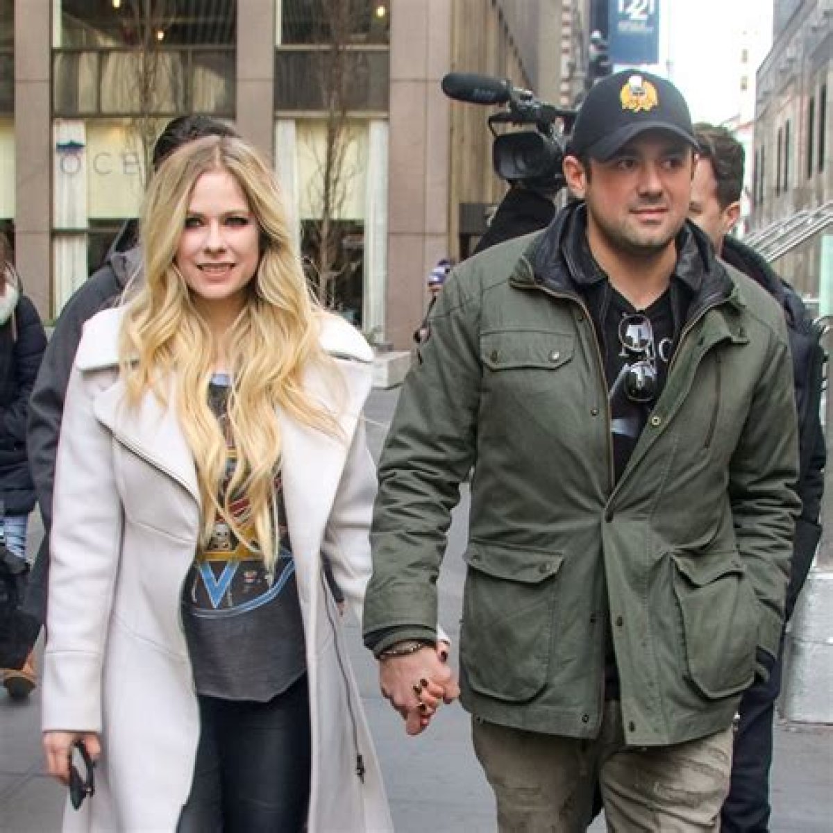 Unveiling The Mystery: Who Is Avril Lavigne Dating In 2024?